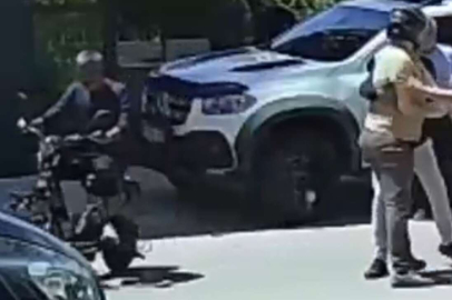 Sürücüler kavga ederken motoru çaldı