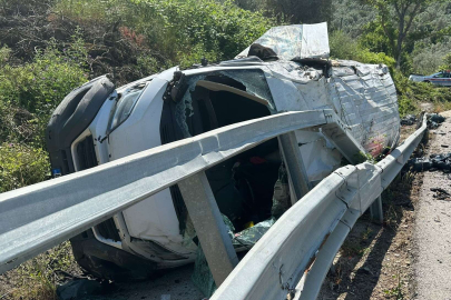 Bursa'da kömür yüklü kamyonet virajı alamadı