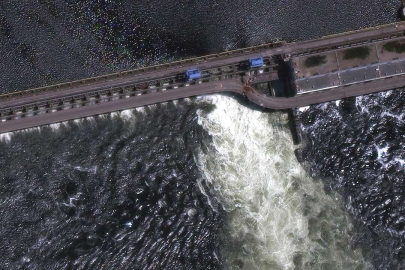 Rusya Ukrayna'da barajı vurdu