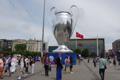 Taksim Meydanı’nda dev kupa