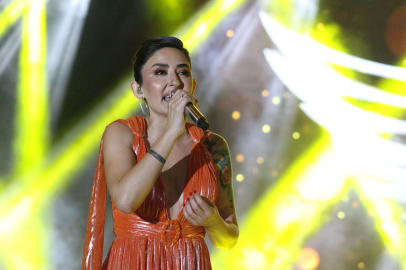 Melek Mosso sahnede özür diledi: Helalleşmek istiyorum