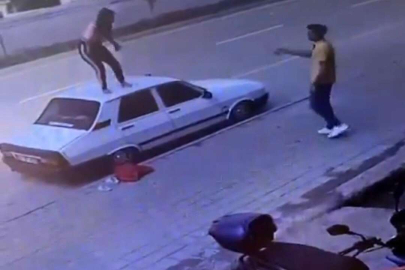 Adana’da bir kadın otomobilin tavanına çıkıp dans etti