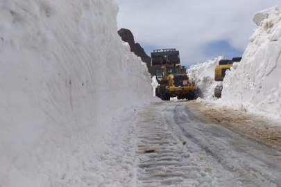 Haziran ayında 3 metreyi bulan karda yol açma çalışması