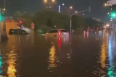 İzmir’i sel vurdu: Araçlar suya gömüldü