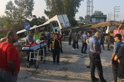 Mersin'de otobüs önce kamyona sonra TIR'a çarptı: 1 ölü, 28 yaralı