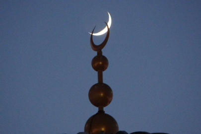 Ay ve yıldız gökyüzünde buluştu