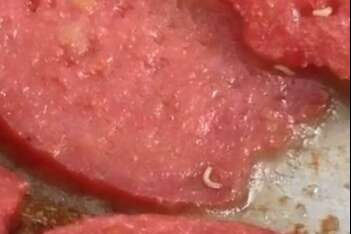 Marketten aldı tavaya koydu, sucuğun içinden kurtçuk fışkırdı!