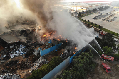 Manisa'da fabrika yangını: Alevlerle mücadele sürüyor