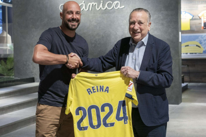 Villarreal, 40 yaşındaki kaleci Reina'nın sözleşmesini uzattı