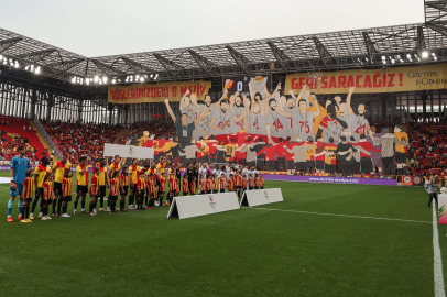 Göztepe taraftarı, 5 farklı dilde transfer ve şampiyonluk istedi