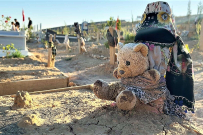 Depremzedelerin acı bayramı: Mezarlıklar ziyaret edildi