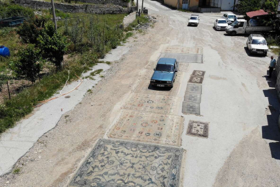 Yollara serilen halılar görenleri şaşkına çeviriyor