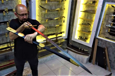 Görenler duygulanıyor: Bursalı usta Hz. Muhammed’in kılıcının replikasını yaptı