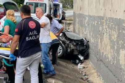 Bursa'da otomobil istinat duvarına çarptı: 3 yaralı