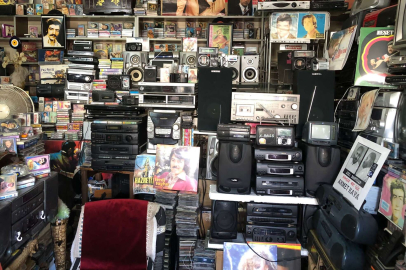 Yıllara meydan okudu: 100 bin kaset biriktirdi