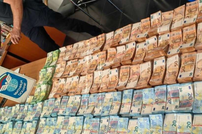 Almanya'dan Türkiye'ye giden minibüste 901 bin euro yakalandı