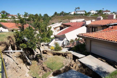 California’da toprak kayması: 12 ev yıkıldı