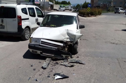 Bursa'da iki otomobil kafa kafaya çarpıştı