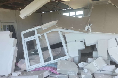 Adana'daki depremde gazinin evi yıkıldı