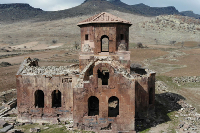 Kızıl Kilise bin 500 yıllık tarihi ile ziyaretçilerini cezbediyor