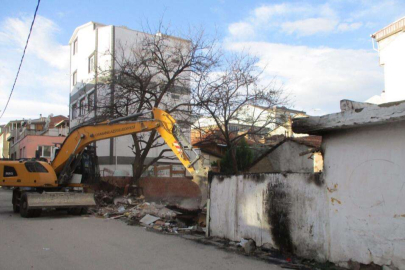 Osmangazi'de metruk binalar tehlike olmaktan çıkıyor