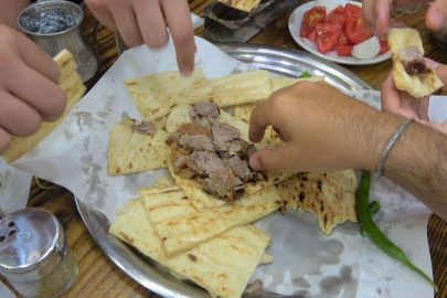 Bu restoranda çatal bıçak kullanmak yasak
