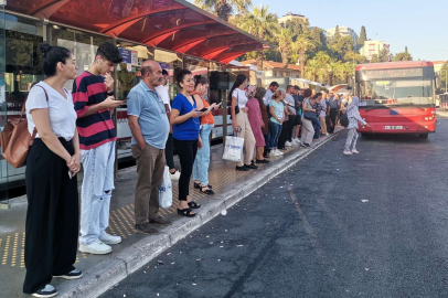İzmir’de duraklarda ve trafikte grev yoğunluğu