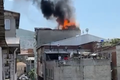 Bursa'da korkutan yangın: Çatı katı alev alev yandı