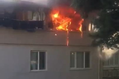 Bursa'da 4 katlı binanın çatı katı alev alev yandı!