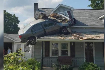 Otomobil evin ikinci katına girdi!