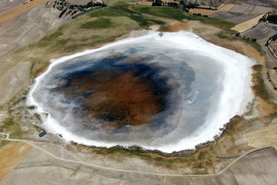Kuraklık vurdu: Gölün kalbi ortaya çıktı