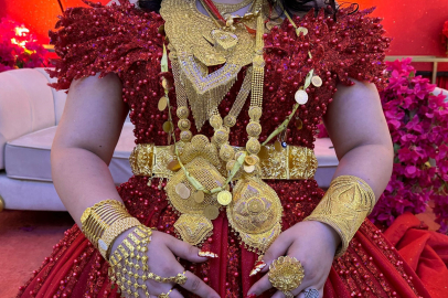 Görenlerin ağzı açık kaldı: Aşiret düğününde kilolarca altın takıldı