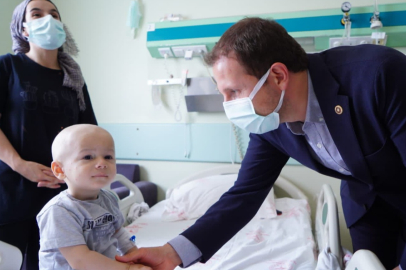 AK Partili Kılıç hasta çocukların yüzünü güldürdü