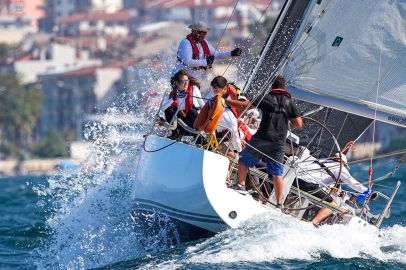 Bursa'da zorlu yelken mücadelesi nefes kesti