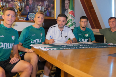 Bursaspor, 3 futbolcuyla profesyonel sözleşme imzaladı