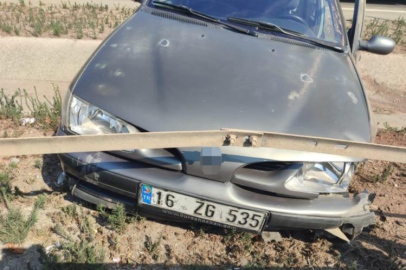 Bursa'da kontrolden çıkan otomobil refüje daldı