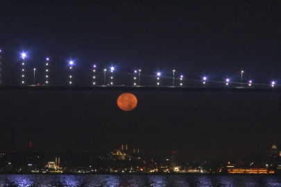 Süper Ay İstanbul'da seyirlik manzara oluşturdu