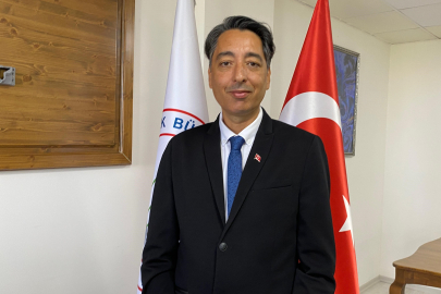 100. Yıl Marşı'nı Türk bayrağına bakarak  yazdı