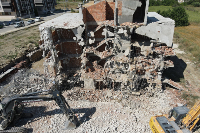 Tekirdağ'da depreme dayanıksız milyonluk sitelerini yıktırdı: Molozları elleriyle kırdı