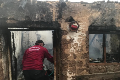 Çorum'da alevlere teslim olan ev küle döndü