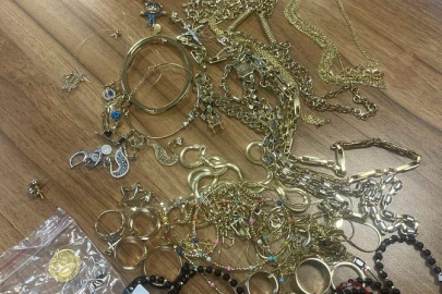 Sınırda altın kaçakçılarına darbe: İç çamaşırına gizlemişler