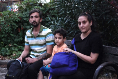 Bursa'da ev sahibinin sokağa attığı aile hastane bahçesinde yaşıyor!