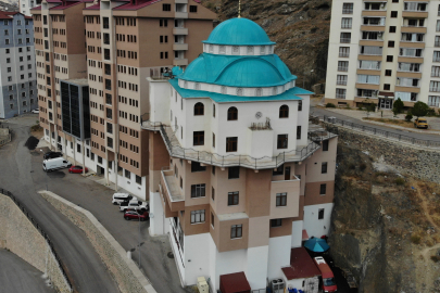 6 katlı apartman cami görenleri hayrete düşürüyor