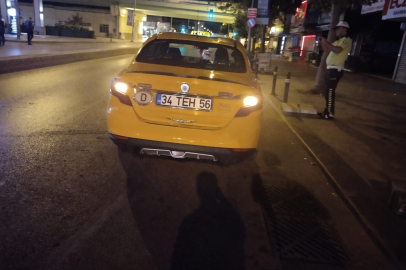 İstanbul’da ticari taksi ile motosiklet çarpıştı