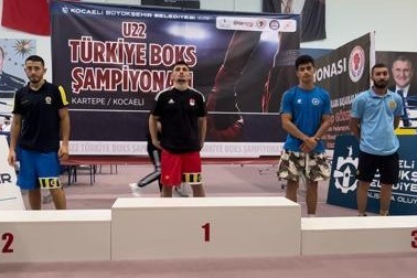 Bursa Büyükşehir Belediyesporlu boksörler Türkiye Şampiyonası’nda 3 madalya kazandı