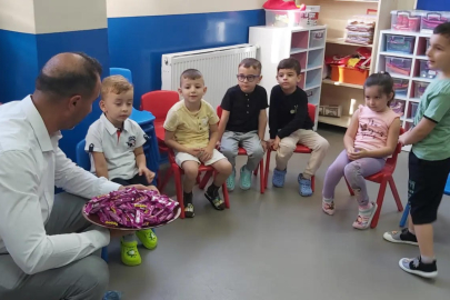 Bursa'da okul müdürü öğrencilere çikolata dağıttı