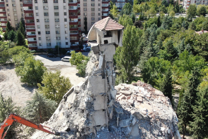 8 katlı bina yıkıldı, çatısı tek kolon üzerinde kaldı!