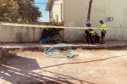 Şantiye duvarına çarpan motosiklet sürücüsü hayatını kaybetti