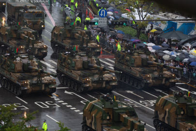 Güney Kore'den gövde gösterisi: 10 yıl sonra ilk askeri geçit töreni