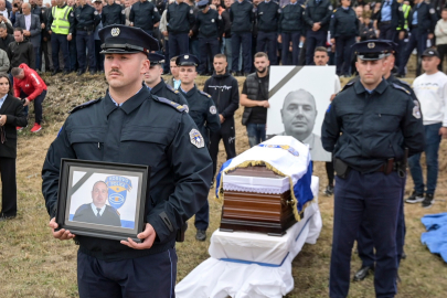 Kosova'da öldürülen polis memurunun cenazesi toprağa verildi
